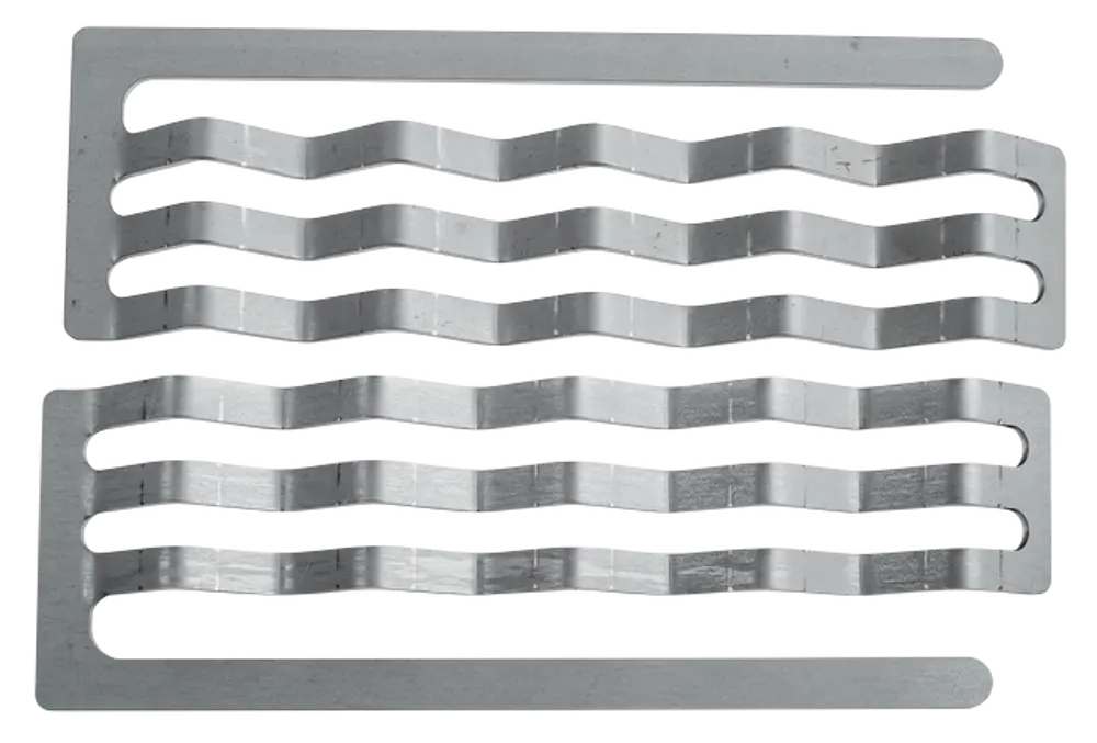 Zwei metallene Turbulatoren mit gewelltem Design, die in einem Heizsystem eingesetzt werden können, gefertigt von Wolf zur Verbesserung der Wärmeübertragung.